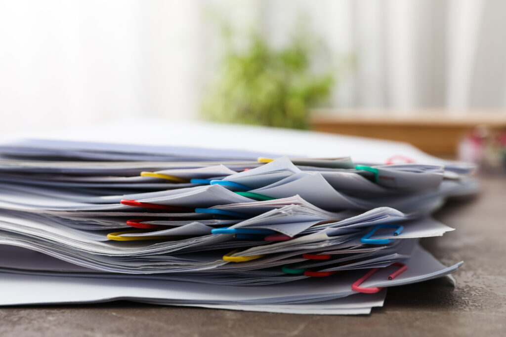 Pratiche auto a Catanzaro: guida semplice per evitare errori e perdite di tempo concept of different office accessories paper with clip